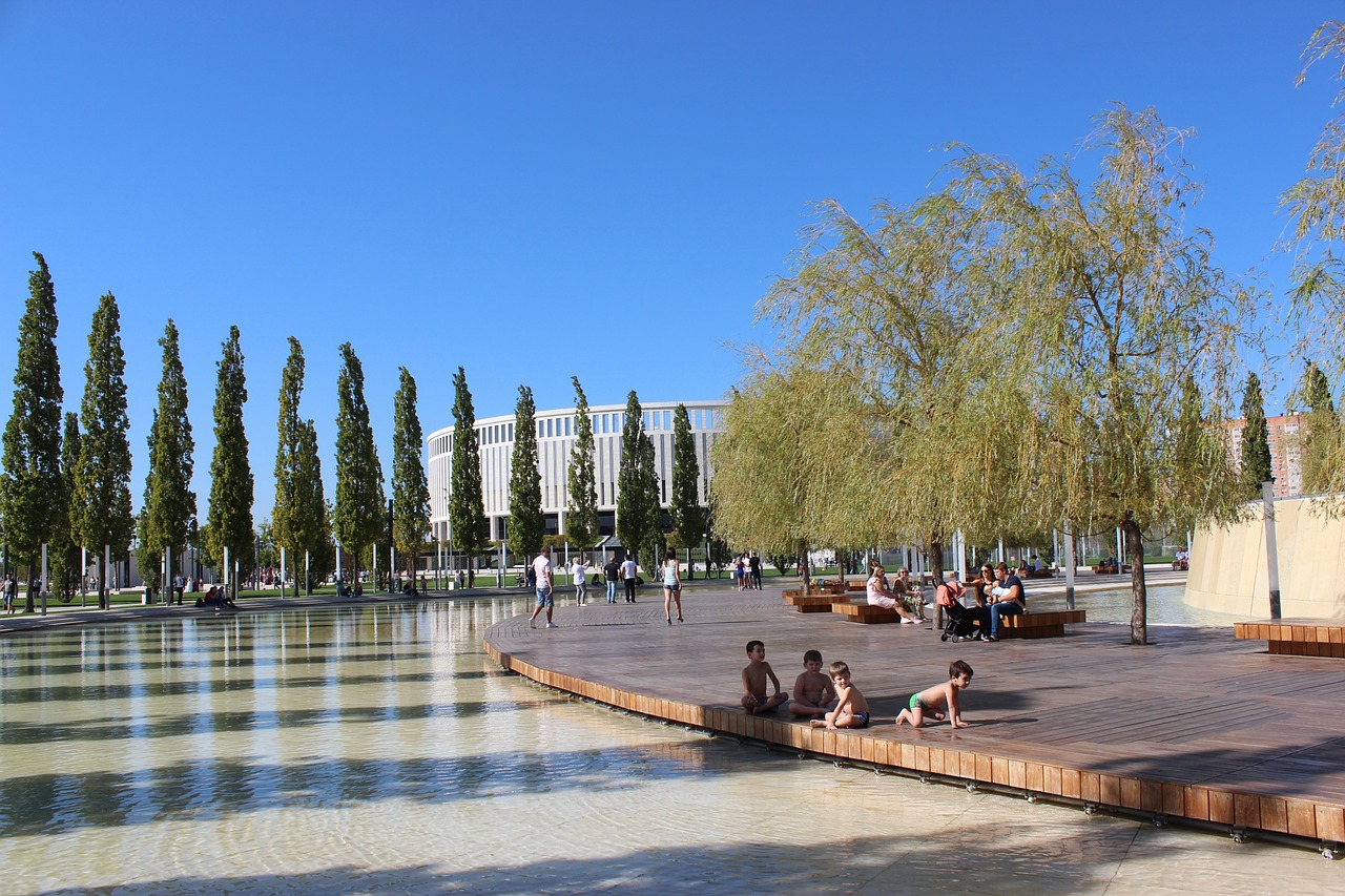 选择性失明？东契奇在裁判眼皮底下被推倒不吹，联盟堪比WWE.